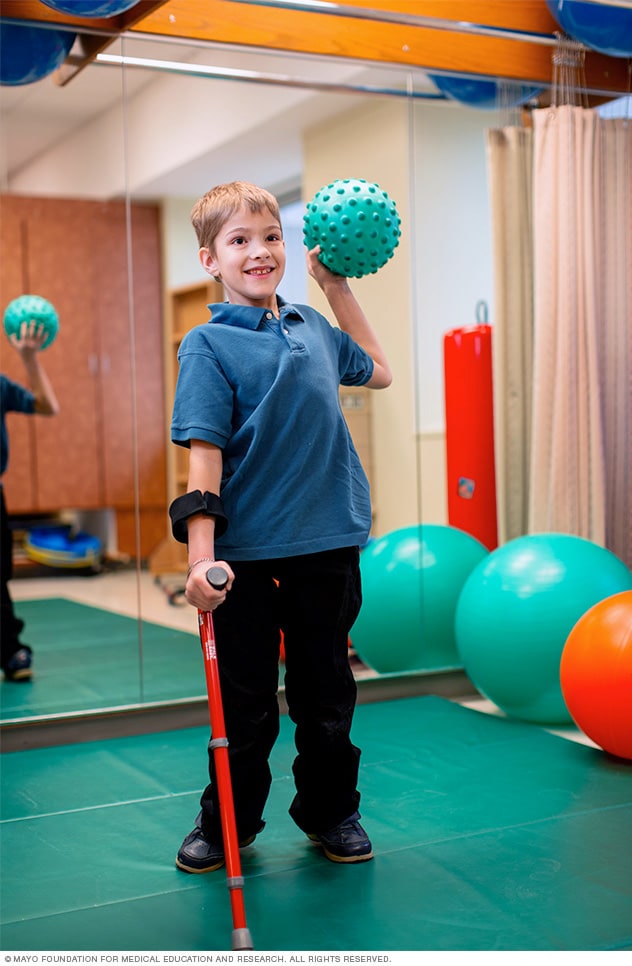 Un niño durante una sesión de fisioterapia