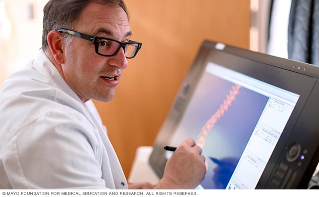 طبيب يستعرض صورة بالكمبيوتر للعمود الفقري