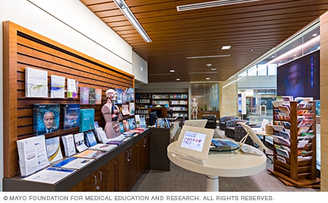 منظر للجزء الداخلي من المكتبة في حرم Mayo Clinic بأريزونا