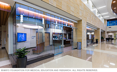 Mira el exterior de la biblioteca en el campus de Mayo Clinic en Arizona