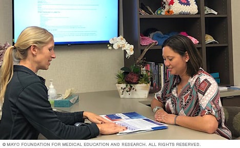 Visitante y personal dentro de la sala Juhn Cancer Education (Educación sobre el cáncer Juhn)