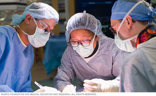 Cirujanos vasculares realizan una operación.