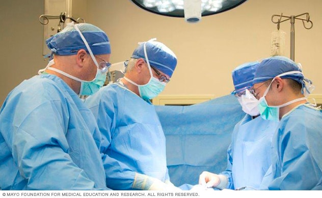 Un equipo de cirugía endocrina que trabaja en la sala de operaciones.