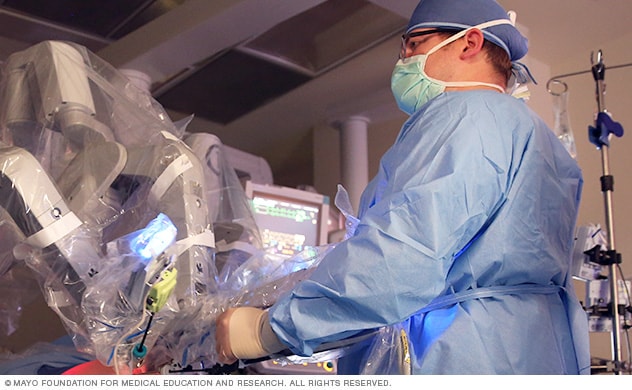 يقوم جرَّاح الغدد الصماء بإجراء جراحة روبوتية في وحدة التحكُّم.