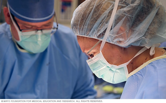 Los cirujanos endocrinos realizan un procedimiento
