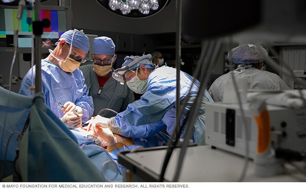 Un equipo de cirujanos trata a un paciente