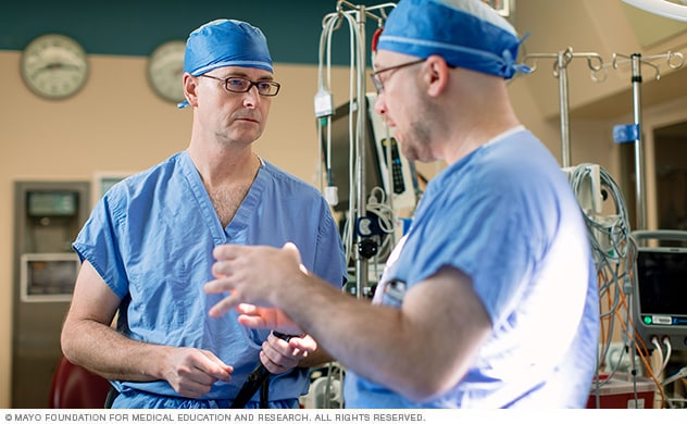 El Dr. Wigle consulta con un colega durante un procedimiento