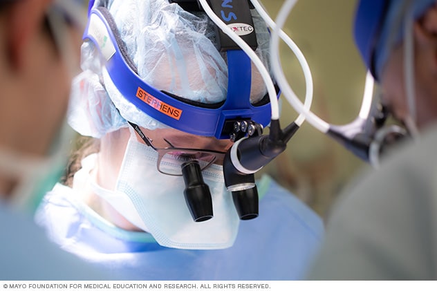 一名小儿心脏外科医生正在做手术。