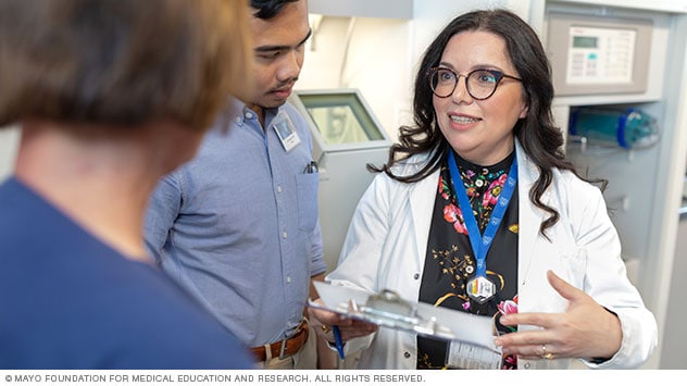 El equipo multidisciplinario de expertos en medicina nuclear de Mayo Clinic trabaja para crear un plan de tratamiento personalizado.