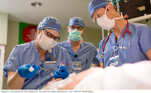 Un especialista en anestesiología practica la intubación en un maniquí.