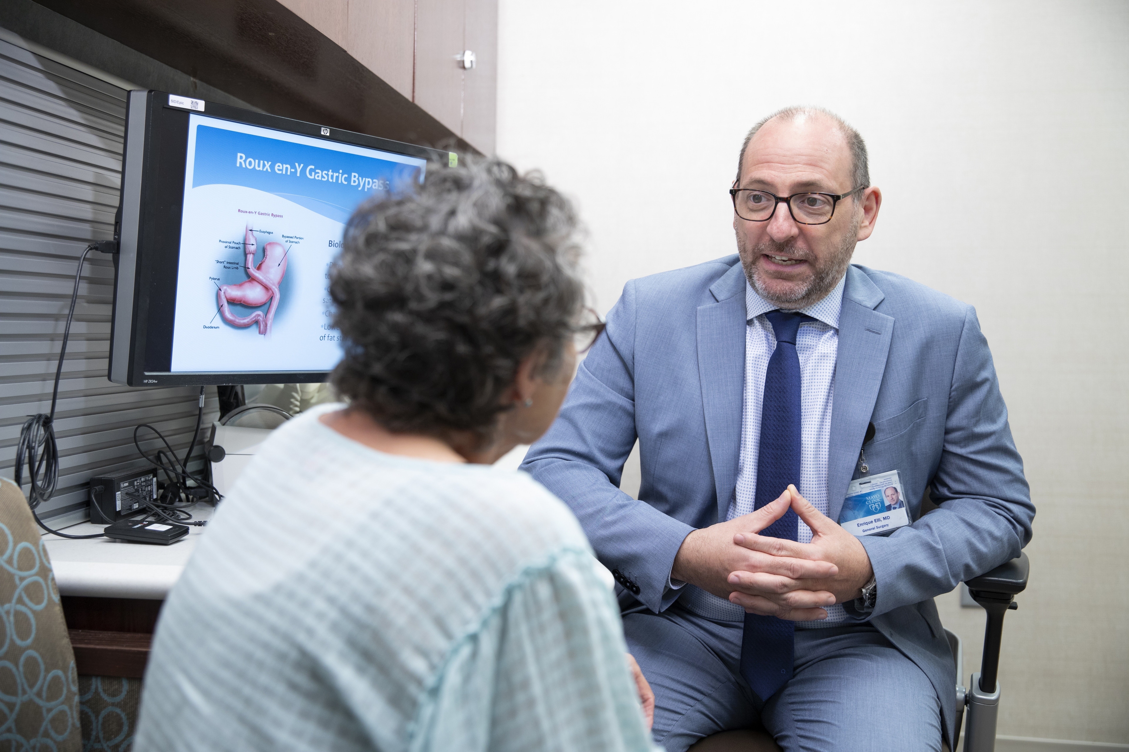 Un médico en el Bariatric Center (Centro Bariátrico) en Florida habla con un paciente.