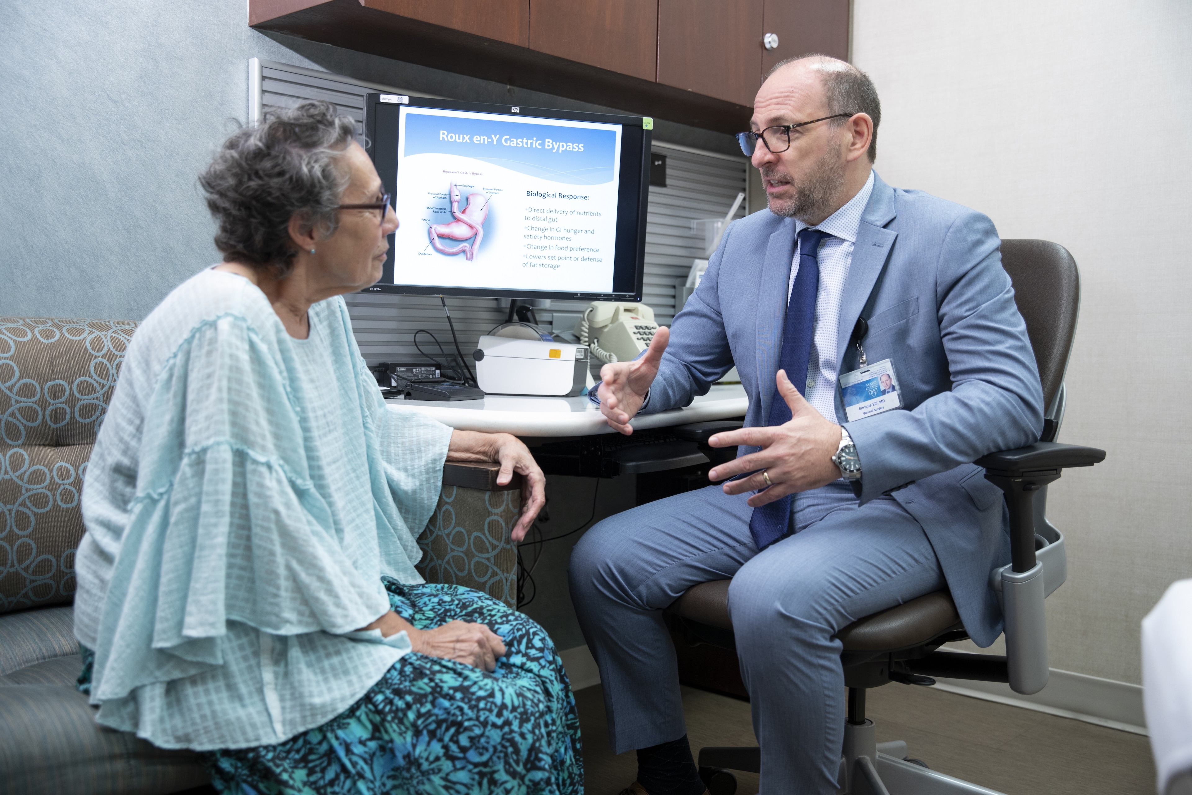 Un médico del Centro Bariátrico en Florida analiza las opciones de atención médica con un paciente.