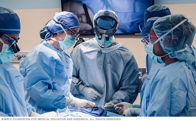 يُجري الاختصاصيون الجراحةَ في مجموعة مايو كلينك المتخصصة في جراحة رأب العيون ومحجر العين.
