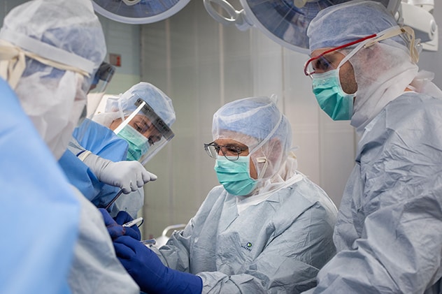 Cirujanos ortopedistas de Mayo Clinic realizan un procedimiento de hombro.