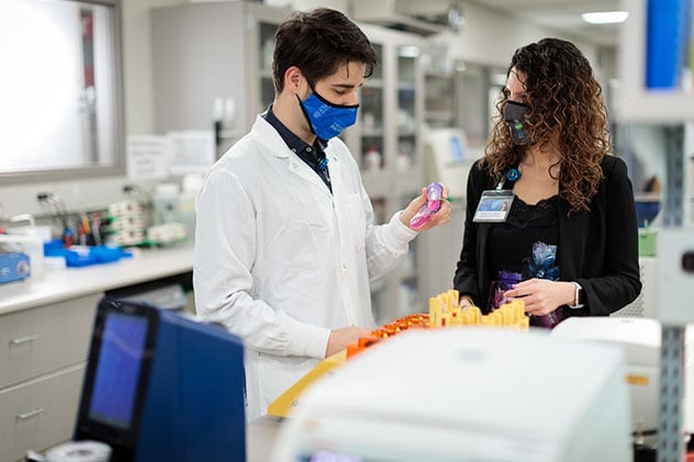 Los cirujanos de Mayo Clinic conversan sobre estudios de investigación en el laboratorio.