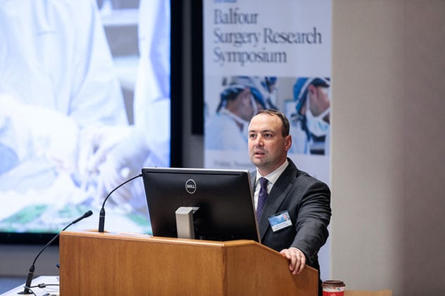 Un cirujano especialista en intervenciones hepatobiliares de Mayo Clinic realiza una presentación en una conferencia.