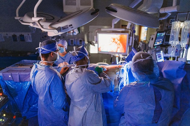فريق جراحي في مايو كلينك يُجري عملية جراحية.