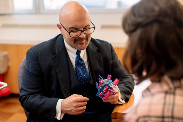 A Mayo Clinic hepatobiliary surgeon explains an issue to a patient using a 3D model.