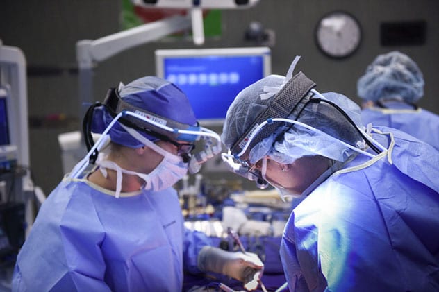 Cirujanos de Mayo Clinic realizan un procedimiento en equipo.