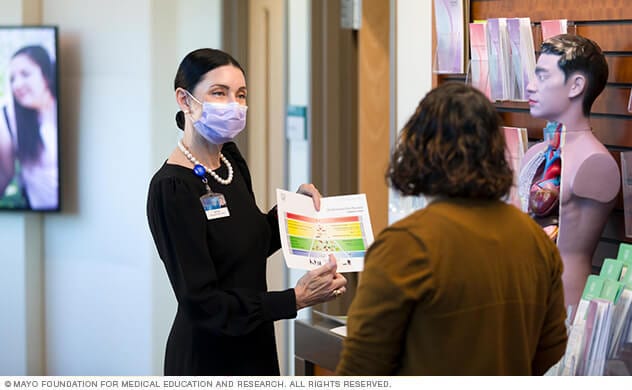 La asesora de pacientes, Jodi Ciuk, atiende a un paciente.