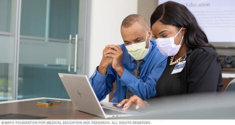 La asesora de pacientes, Veronica Smith, atiende a un paciente.