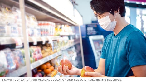 El equipo de atención médica primaria de Mayo Clinic en Florida te ayuda a tomar decisiones inteligentes en la tienda de comestibles.