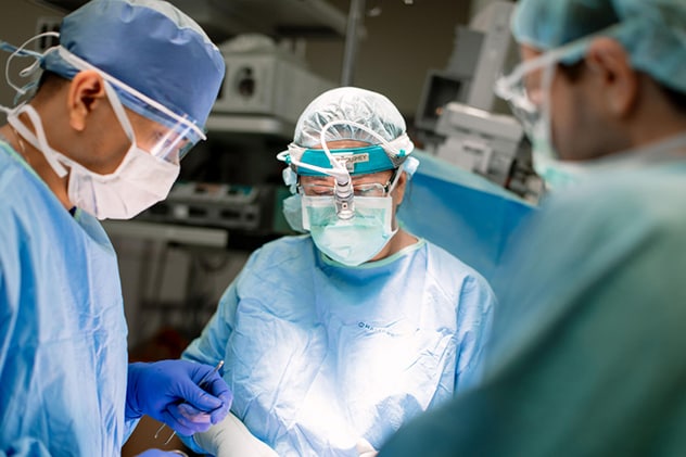 Un equipo de oncología quirúrgica mamaria y de melanoma de Mayo Clinic realiza un procedimiento.