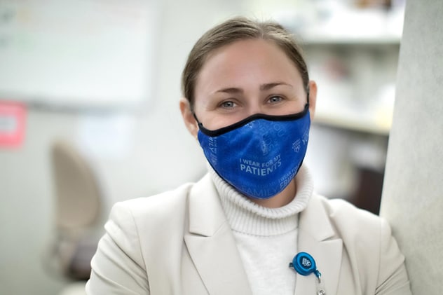 Un equipo de la División de Oncología Quirúrgica Mamaria y del Melanoma de Mayo Clinic en un laboratorio.