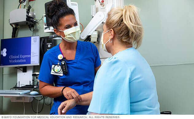 Una persona recibe atención médica en Mayo Clinic.