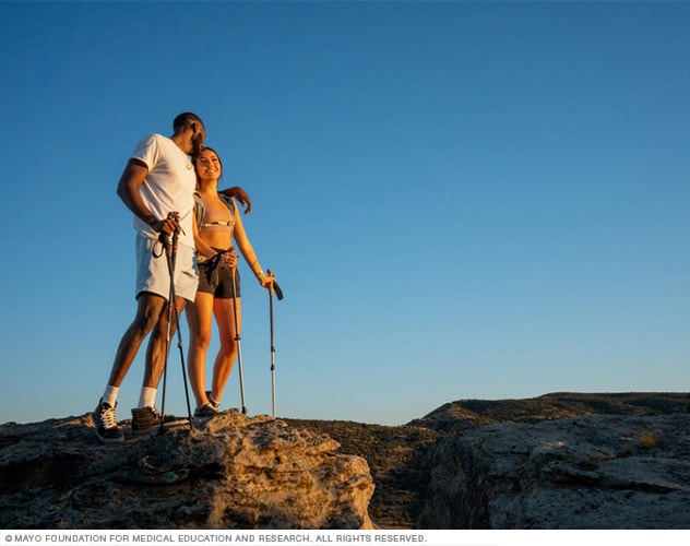 Pareja joven en una excursión