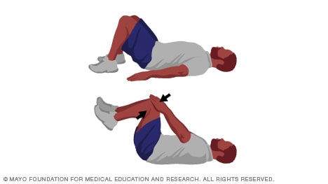 Persona haciendo un ejercicio para fortalecimiento del tronco y abdominales con ambas piernas