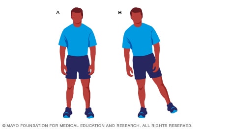 رجل يمارس تمرين المناوبة بين الرجلين في حمل وزن الجسم