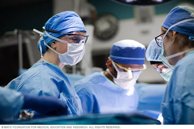 外科医生们在手术室里合作进行手术。