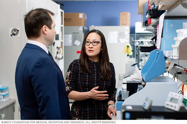 Investigadores médicos de Mayo Clinic en un laboratorio