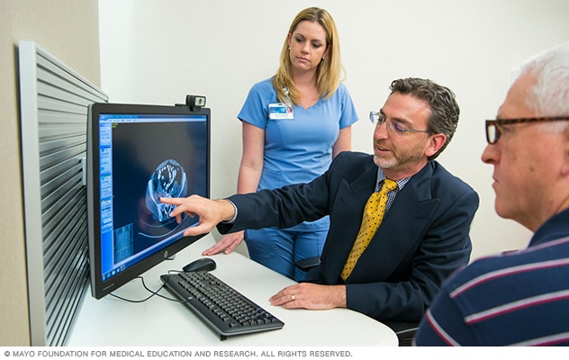 Un gastroenterólogo de Mayo Clinic en Florida comenta con un paciente una imagen escaneada.