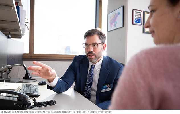 Un gastroenterólogo de Mayo Clinic en Arizona conversa con un paciente.