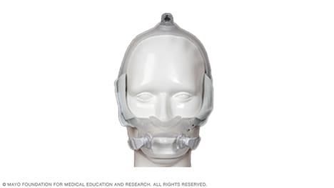 照片显示一个混合型 CPAP 面罩，带有鼻枕并覆盖口腔