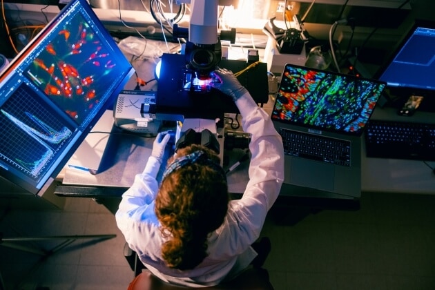 Un investigador de Mayo Clinic trabaja en el laboratorio.