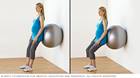 تدريبات الحمل — سيدة حامل تمارس تمارين القرفصاء وتستخدم كرة اللياقة البدنية