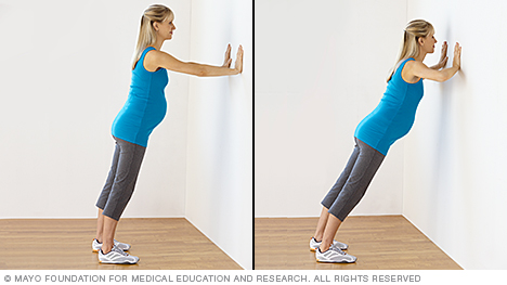 تمارين الحمل ‎—‎ امرأة حامل تمارس تمرين الضغط في مواجهة الحائط