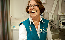 صورة لمتطوع من Mayo Clinic (مايو كلينك) وهو يضحك