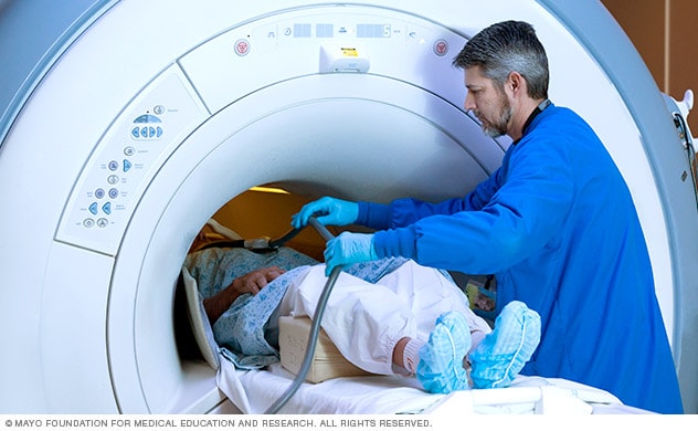 يتم إجراء فحص التصوير بالرنين المغناطيسي (MRI) لأحد الأشخاص.