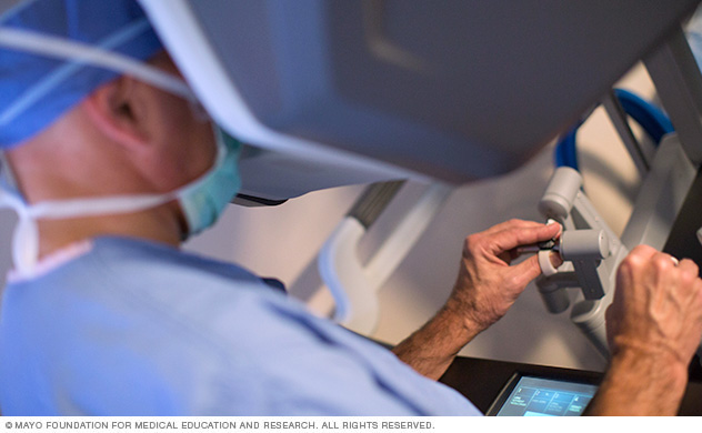جراح في وحدة التحكم عن بُعد يُجري جراحة القلب بمساعدة الروبوت