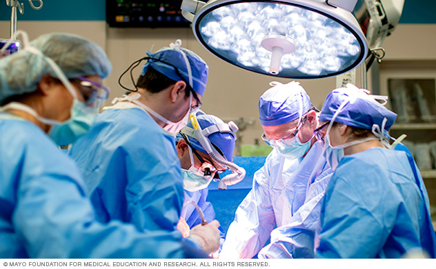 جراحو Mayo Clinic (مايو كلينك) يُجرون عملية استئصال البروستاتا