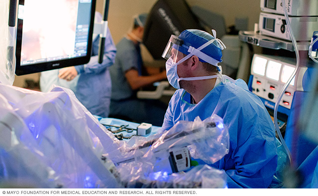 يجلس الجراح في وحدة تحكم بعيدة ويجري استئصال البروستاتا بمساعدة الروبوت.