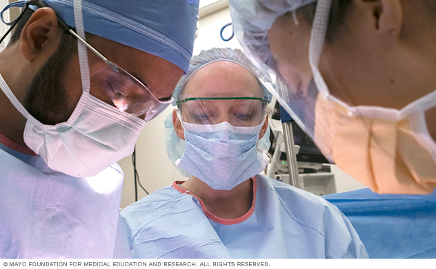 جراحون يقومون بعملية جراحية طفيفة التوغل لعلاج أمراض النساء.