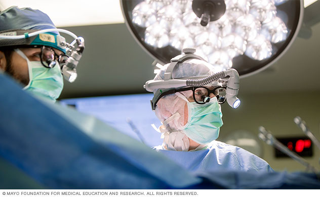 جرّاحان ينظران إلى شاشة أثناء الجراحة.
