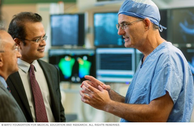 يعمل أعضاء فريق طب القلب والأوعية الدموية في Mayo Clinic معًا لإدخال ابتكارات الذكاء الاصطناعي في الممارسة السريرية.
